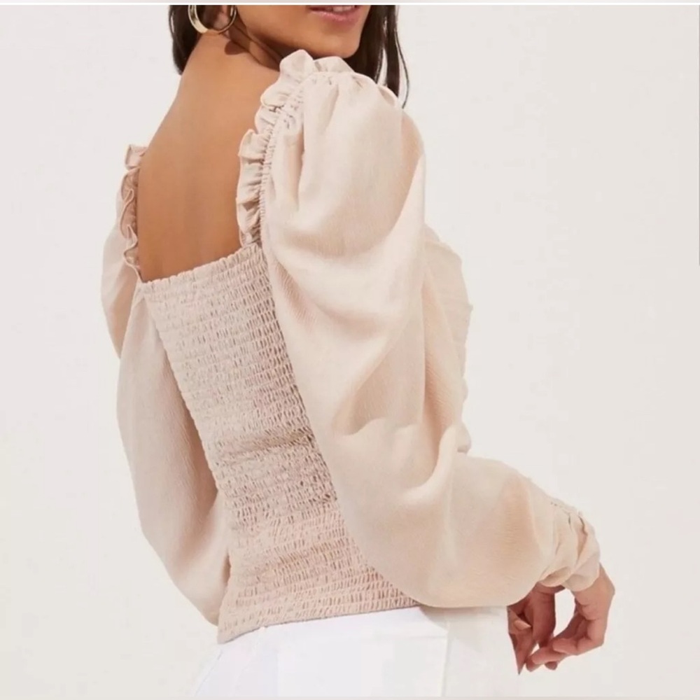 ASTR The Label Romantic Puff Sleeve Fitted Bodice Square Neck Top, Size Medium.